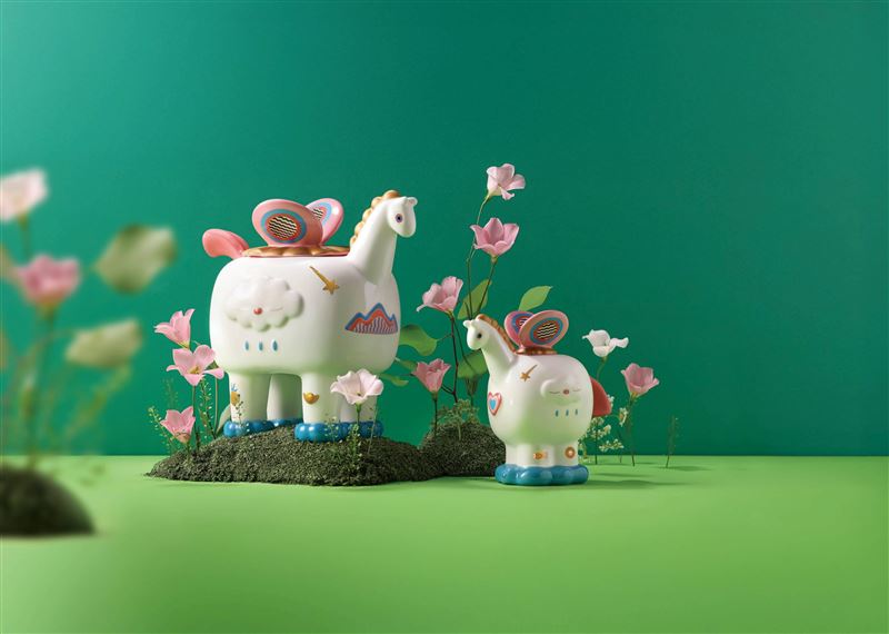 Rivon禮坊推出與台灣新銳藝術家吳騏（57）聯名的限量「旺福馬」瓷器禮盒。（圖／品牌業者提供）