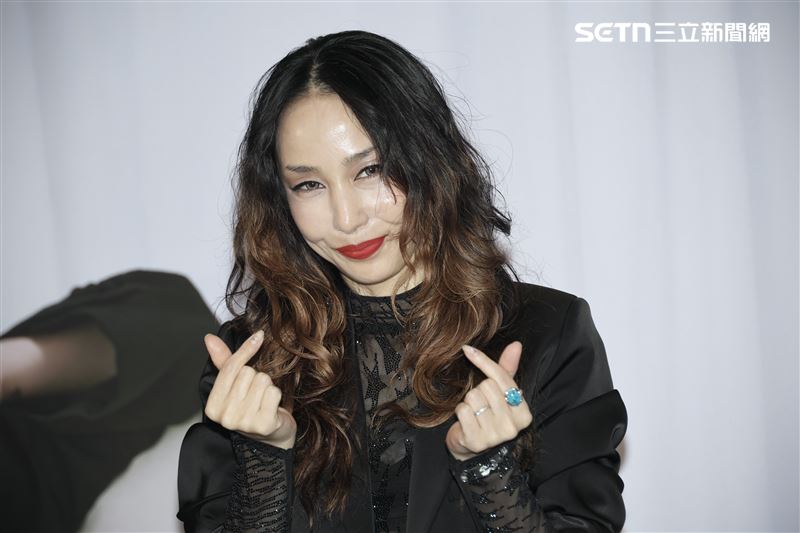 台灣粉絲有機會在演唱會上看到中島美嘉比手指愛心。（圖／記者鄭孟晃攝影）