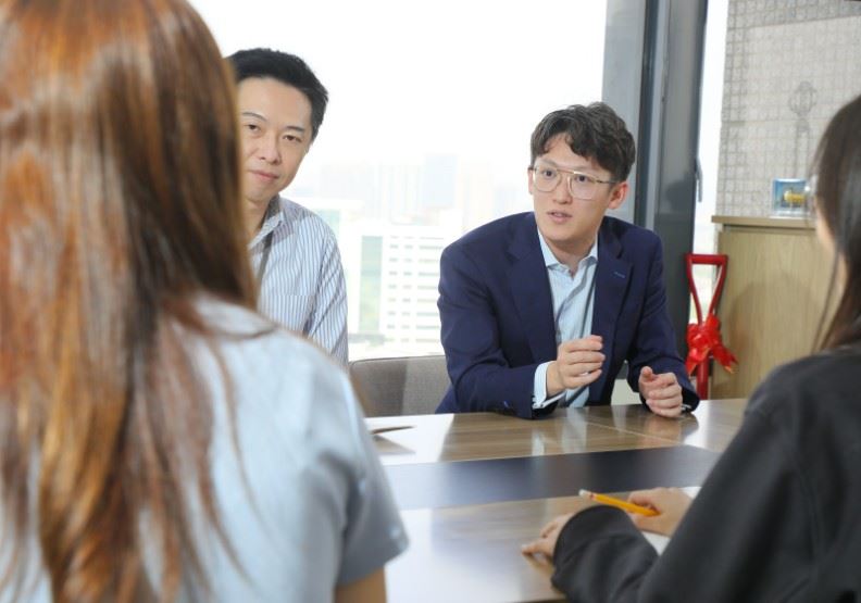 柳淳浩以輝達為例，黃仁勳會以「朋友」的姿態，直接與基層員工對話。（圖／遠見雜誌提供）