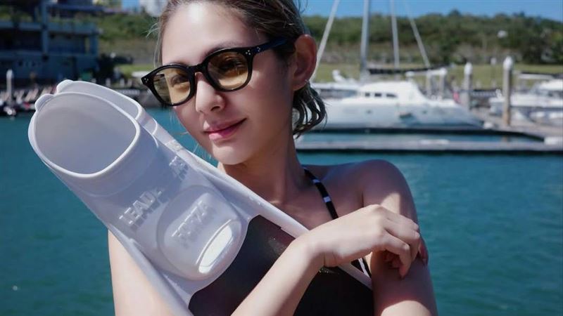 鮪魚辣穿比基尼潛水　自拍視角洩美胸深溝