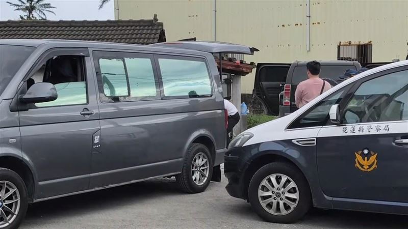 曾男準備駕駛廂型車時，發現劉男陳屍後座。（圖／翻攝畫面）