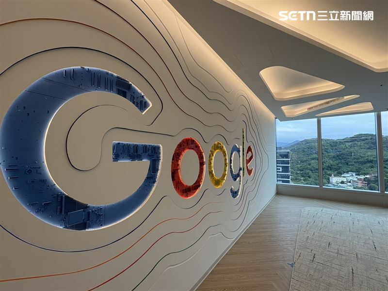 19樓辦公區的經典logo上全是退役主機板，透過落地窗可直接眺望陽明山美景。（圖／記者王文承攝影）