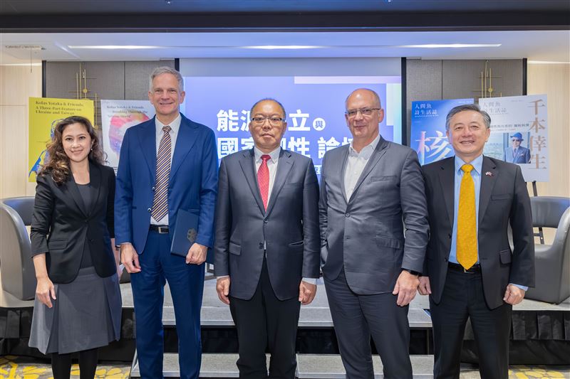 《能源獨立與國家韌性論壇》德美台專家齊聲：能源是國家生存問題，「台灣應以國際為師」。(左起)Kolas Yotaka 女士、狄嘉信先生 Karsten Tietz、李政鋒博士、湯馬士賽波特先生Thomas Seipolt、胡振東先生Tony Hu 。（圖／主辦單位提供）