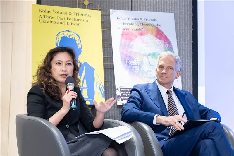 《能源獨立與國家韌性論壇》德美台專家齊聲：能源是國家生存問題，「台灣應以國際為師」。圖為 前立法委員及前總統府發言人 Kolas Yotaka 與德國在台協會處長 狄嘉信先生 （ Karsten Tietz）（圖／主辦單位提供）