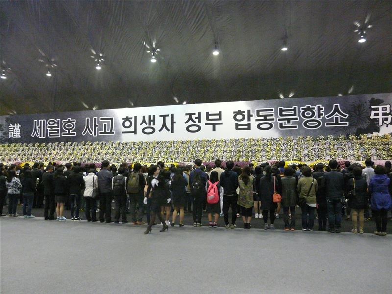 2014年的世越號悲劇，造成300多名學生死亡，造成南韓社會不可抹滅傷痛。圖為集體靈堂。（圖／翻攝自維基百科）