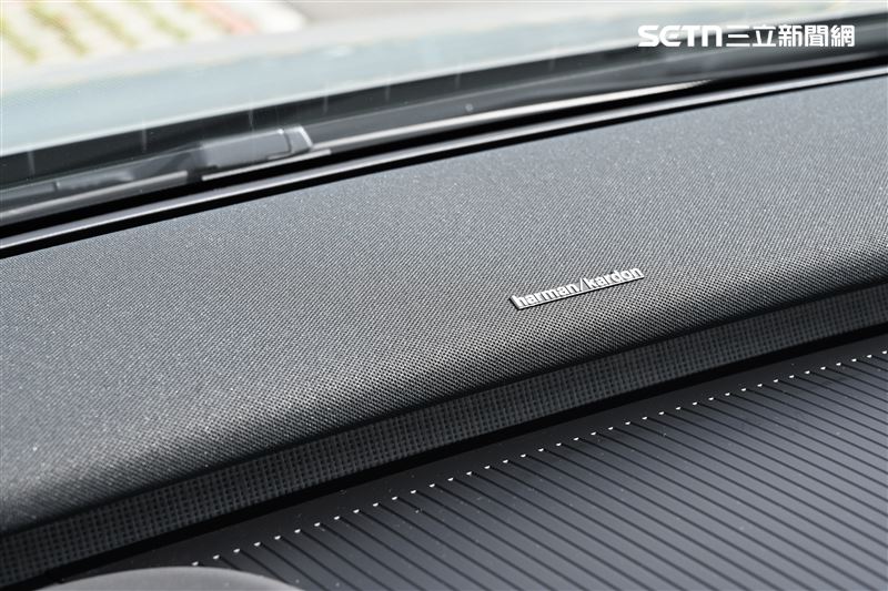 Harman Kardon橫貫式聲霸。（圖／記者鍾釗榛攝影）