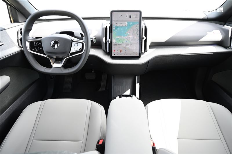 主要操控全部整合在12.3吋中控螢幕。（圖／記者鍾釗榛攝影）