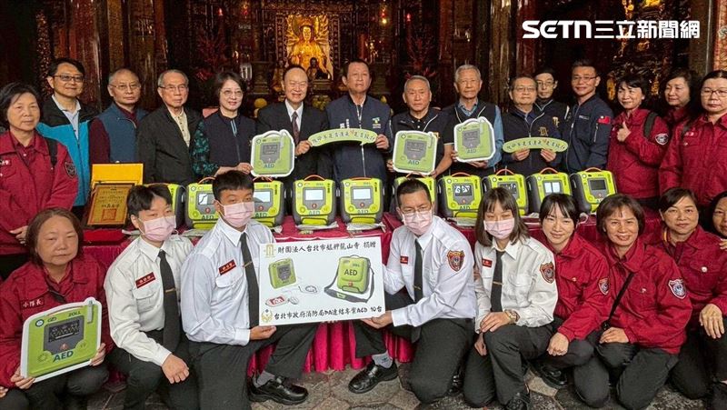 龍山寺捐增10台AED給台北市消防局。（圖／翻攝畫面）