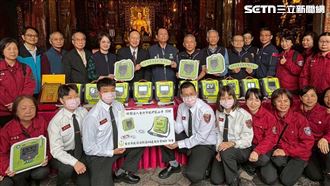 15年慨捐逾5千萬器材　龍山寺再捐10部AED