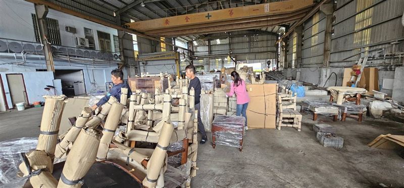 企業送暖一路挺光復 汐止傢作攜手花蓮同鄉會送家具