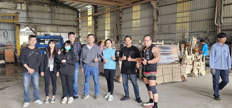 企業送暖一路挺光復 汐止傢作攜手花蓮同鄉會送家具