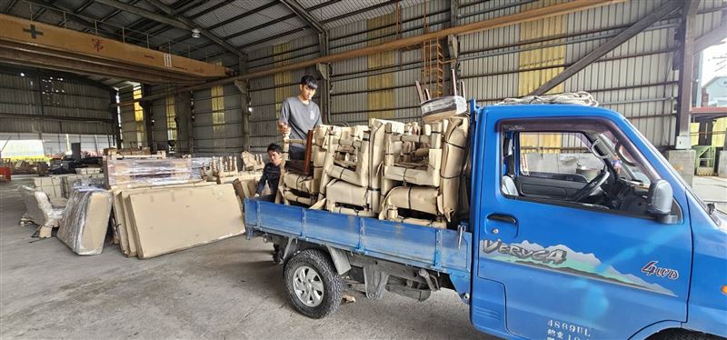 企業送暖一路挺光復 汐止傢作攜手花蓮同鄉會送家具