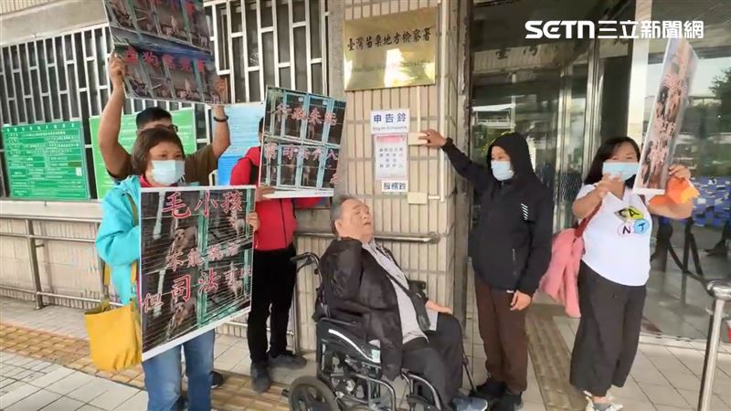 苗栗「人人犬舍」虐犬案，引發社會關注，動保團體不滿前動防所所長僅受行政懲處，前往地檢署按鈴申告。（圖／翻攝畫面）