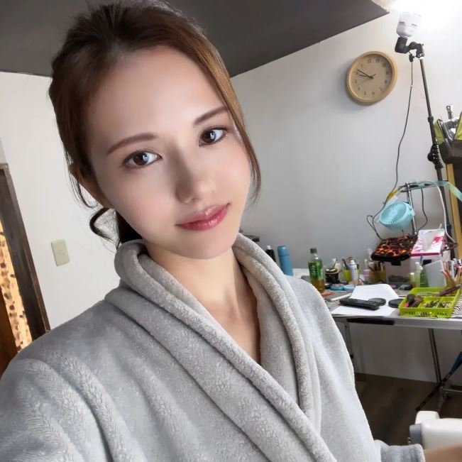 武藤彩香2014年出道時已是人妻並育有一子一女，凍齡外貌與姣好身材，曾被網友盛讚是「奇蹟的42歲」。（圖／翻攝自武藤彩香IG）