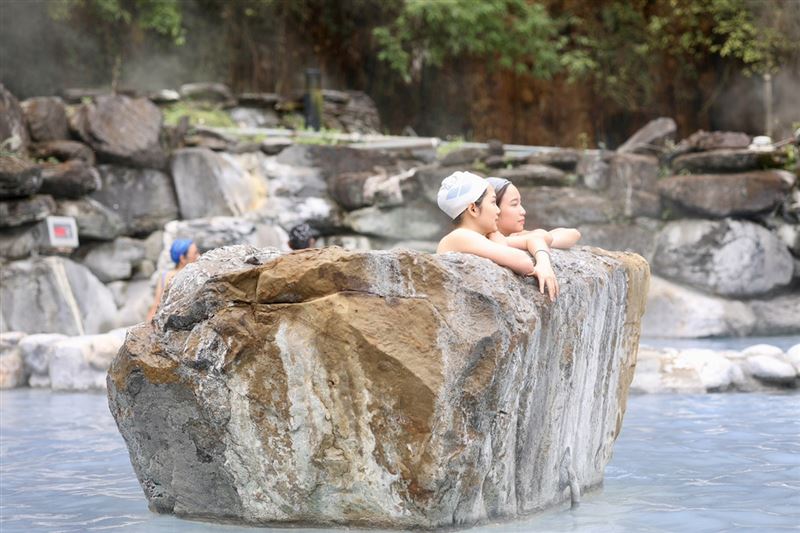山嵐環繞的鳩之澤露天溫泉，在蟲鳴鳥語中享受溫暖湯泉的療癒時光。（圖／飯店旅宿業者提供）