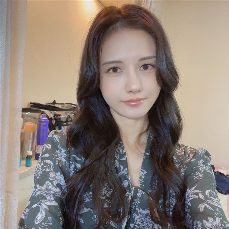 44歲的武藤彩香是熟女系AV女優，她的「梅毒檢測」持續出現偽陽性的結果，因此暫停活動好好治療休養。（圖／翻攝自武藤彩香IG）