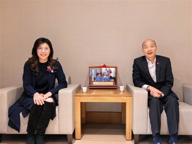 鄭麗文（左）拜訪韓國瑜（右）。（圖／翻攝自鄭麗文臉書）