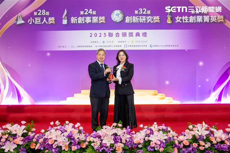 （左）頒獎人 經濟部長龔明鑫部長 ； （右）得獎人 sNug執行長洪韶均(圖/翻攝畫面)