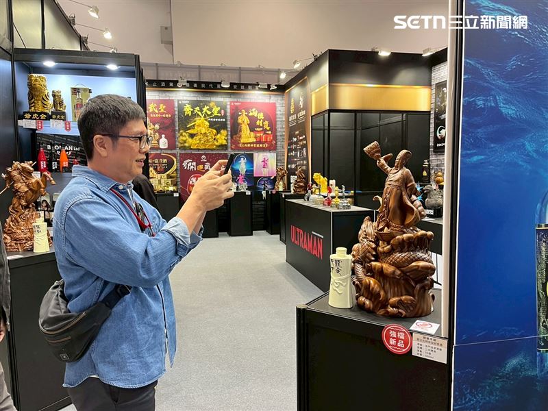 2025台北國際酒展中「關公孔明造型紀念酒」吸睛。（圖／翻攝畫面）