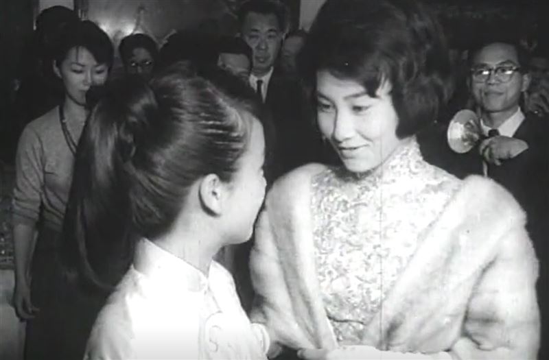 台影新聞片「電視明星翁倩玉」中，「旅日電視紅星」翁倩玉和「寶島玉女」張美瑤夢幻同框。（圖／國家影視聽中心提供）