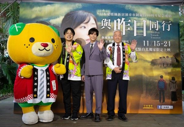 佐野岳（中）曾來台宣傳電影《與昨日同行》。（圖／可樂電影提供）