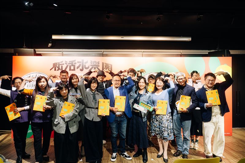 大合照配合第50期「大貓咪」比出貓耳手勢。（圖／文總提供）