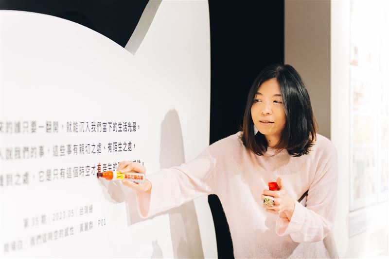 總編輯黃麗群當場改起場館錯字。（圖／文總提供）