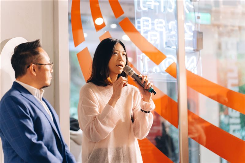 總編輯黃麗群與李厚慶分享展覽細節。（圖／文總提供）