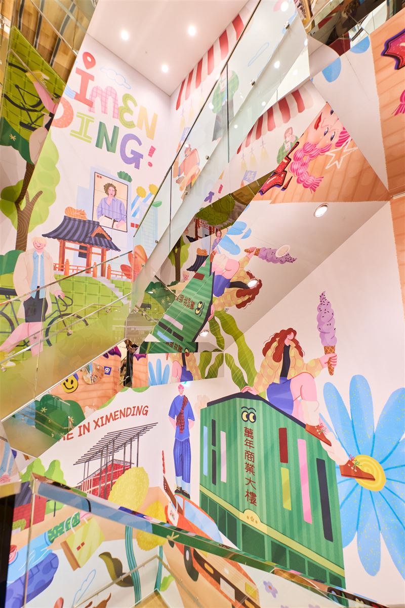 與新銳藝術家Dee Chu合作打造「藝術彩繪梯間」，呈現西門獨有的文化與豐沛創意能量。（圖／品牌業者提供）
