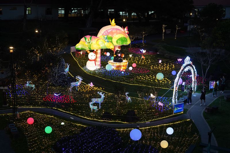 谷關燈區今年以「耶誕泡湯趣」為主題，特別打造可愛的喔熊組長泡湯造型燈，搭配雪人、麋鹿及鬱金香花燈點綴園區，營造溫馨夢幻的節慶氛圍。（圖／參山處提供）