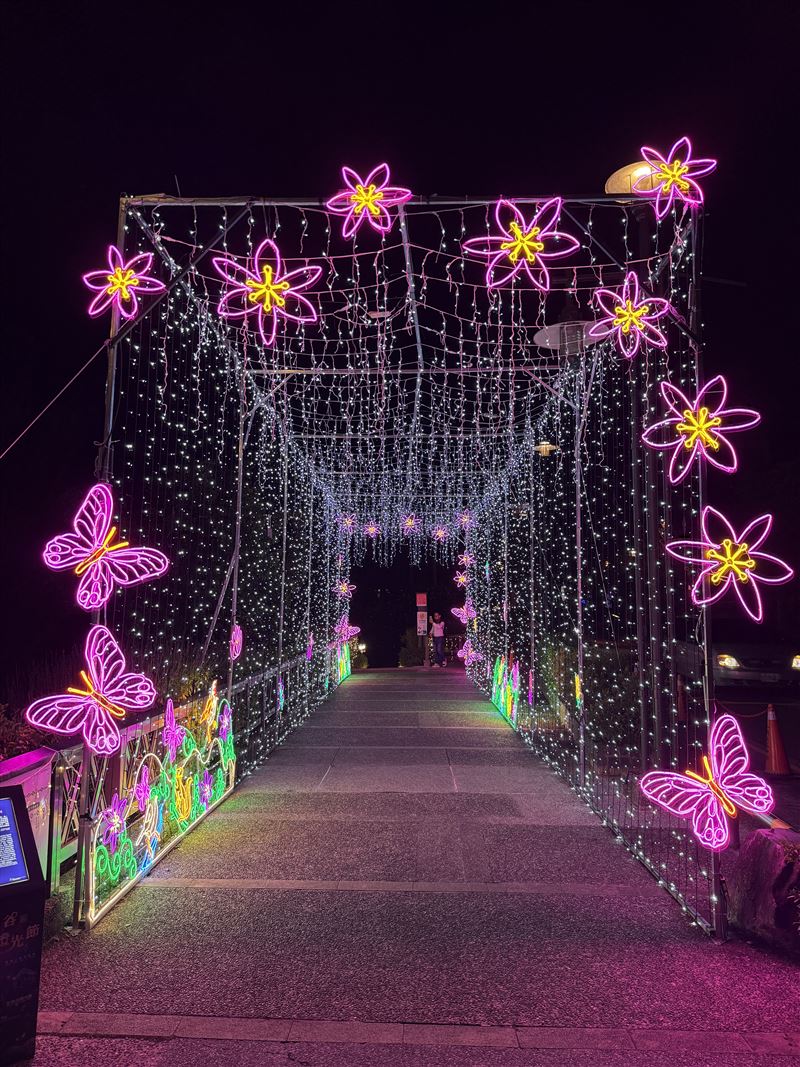 谷關遊客中心外的人行道設有「石溪蝶語」燈區，以曙鳳蝶、台灣油點草等象徵谷關生態的意象設計。（圖／參山處提供）