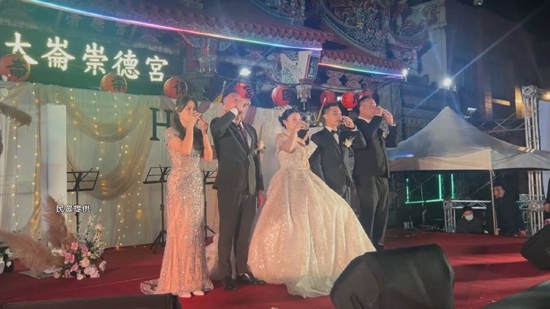 天道盟大哥在大崙崇德宮大辦婚宴，現場相當熱鬧