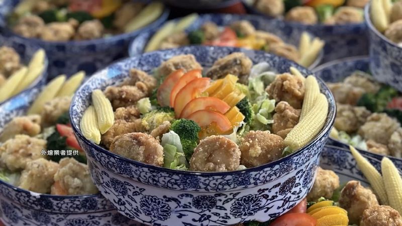 婚宴桌菜菜色相當豪華，可見花費不貲