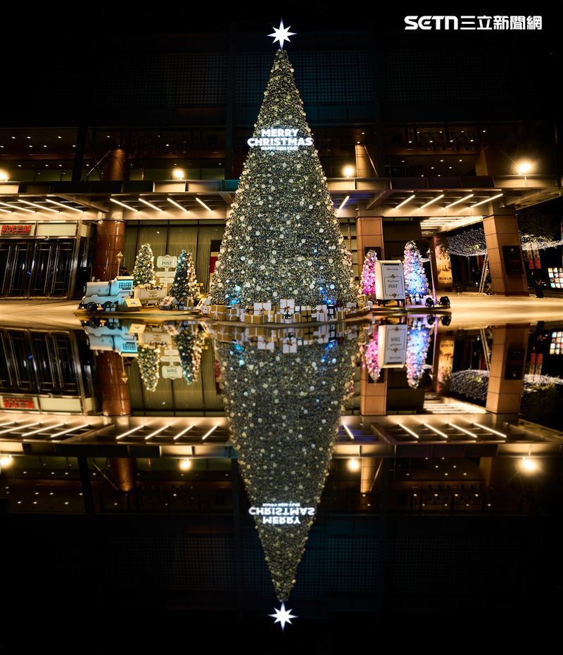 新光三越台中中港店今年以嶄新裝飾迎接年末佳節，在一樓水舞廣場打造「12米浪漫雪花耶誕樹」，繽紛燈海非常浪漫。(圖/翻攝畫面)