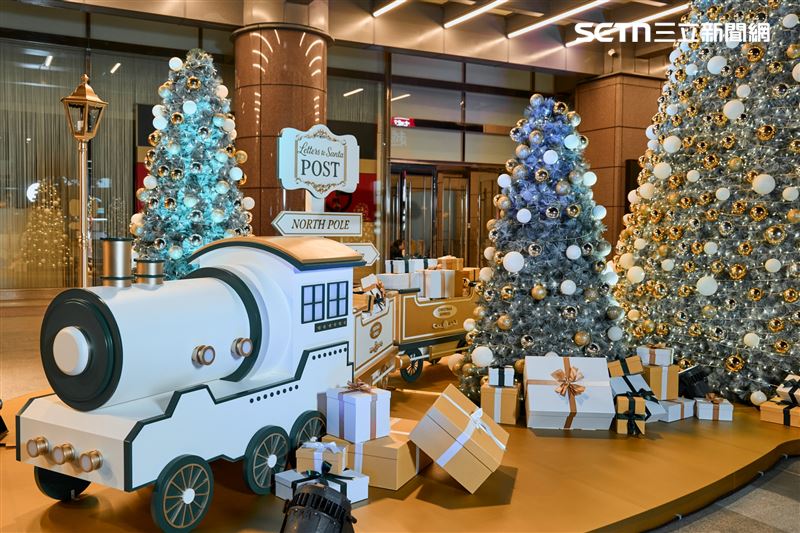 耶誕樹周邊以童話風格的「小樹雪景」營造夢幻氛圍，加上象徵祝福的「幸福郵筒」與滿載禮物的「耶誕禮物列車」，讓整座廣場充滿節慶儀式感。(圖/翻攝畫面)
