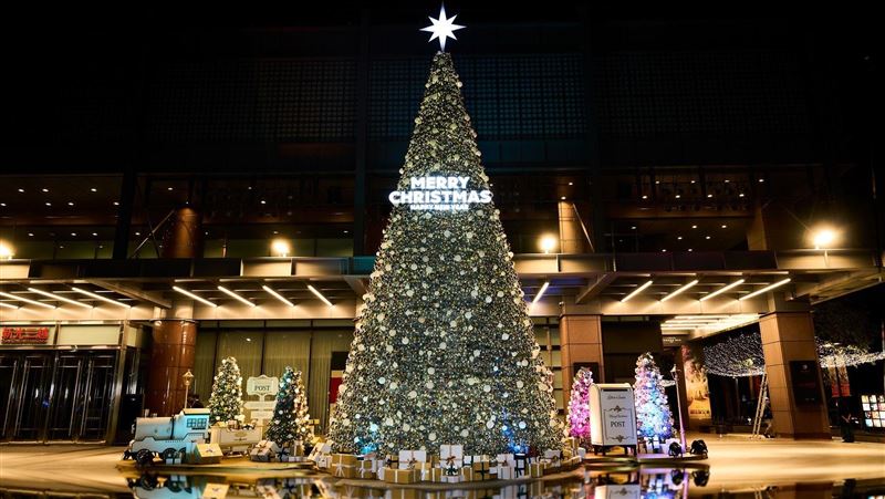 台中新光12米耶誕樹亮相　夢幻燈海超浪漫