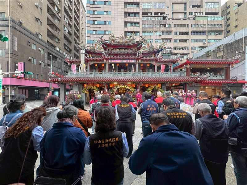 台北府城隍廟建廟144年。農曆10月初一是台北府城隍爺威靈公生日！松山信義八大廟2025年最後集合，６位美麗禮生驚豔全場。（圖／台北府城隍廟提供）