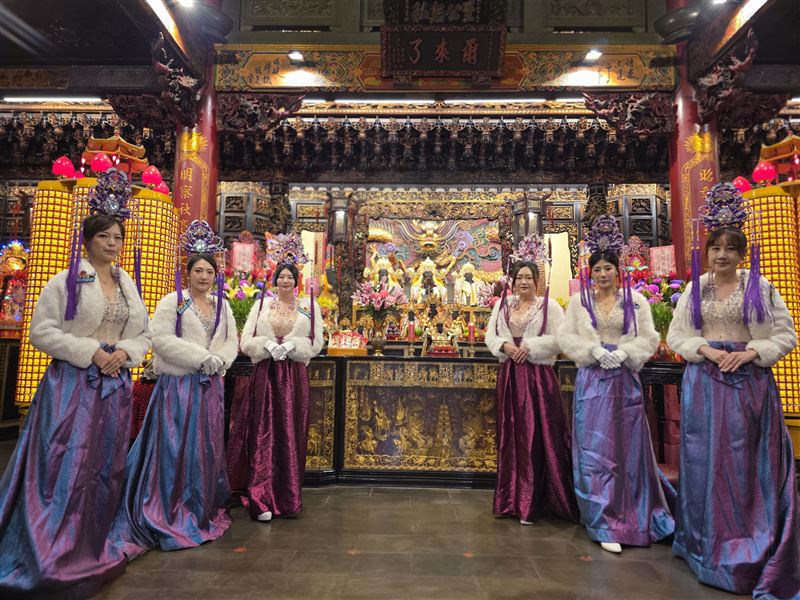 台北府城隍廟建廟144年。農曆10月初一是台北府城隍爺威靈公生日！松山信義八大廟2025年最後集合，６位美麗禮生驚豔全場。（圖／台北府城隍廟提供）