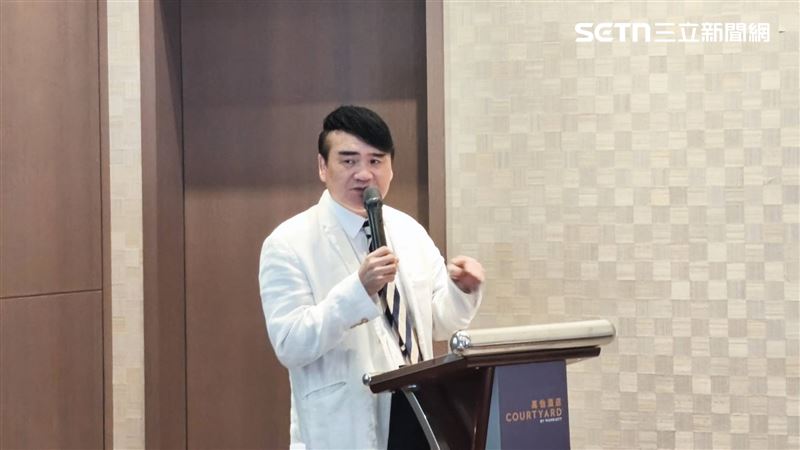 陳高超表示，2025年房市已陷入十大亂象，十萬家房產上下游產業鏈均受波及，景氣明顯走弱，各業者均面臨前所未有的壓力。（圖／記者陳韋帆攝影）