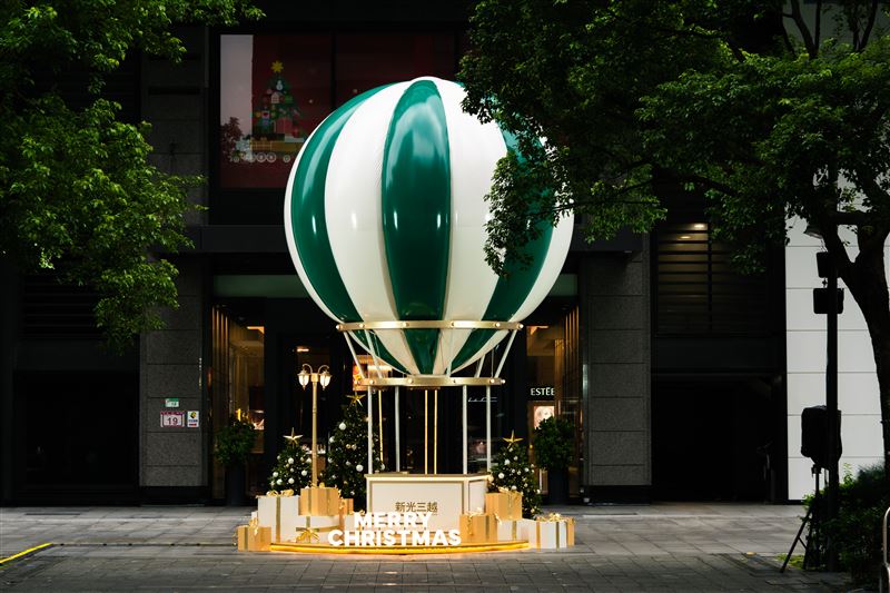 A4 1F南大門的七米高「奇蹟熱氣球」綠白條紋相間的巨型熱氣球，也是今年必拍亮點之一（圖／新光三越提供)