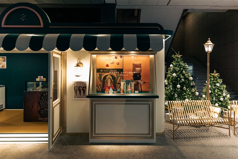 A11 北大門驚喜派送站以松綠與香檳金打造的耶誕小屋，如比利時冬日街角。(圖／新光三越提供）