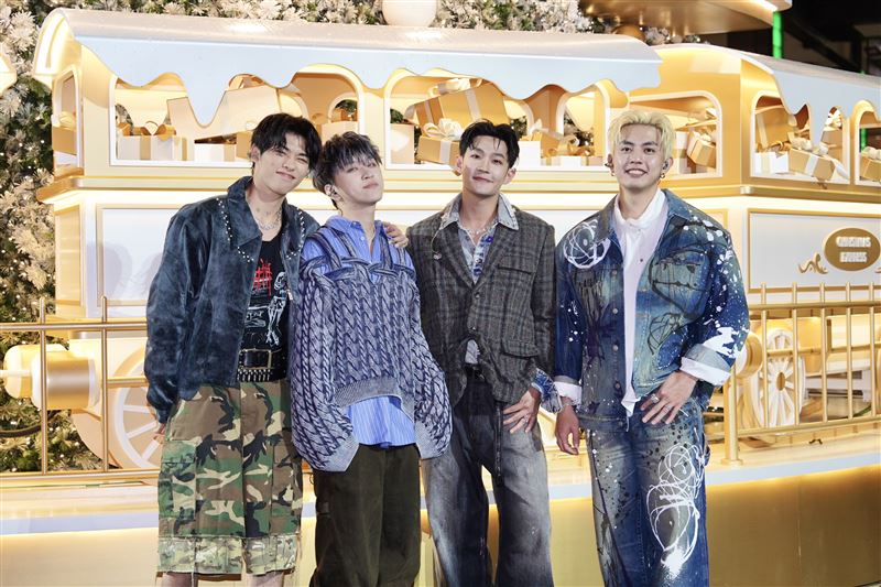 U:NUS蔡承祐（左起）、吳昱廷、高胥崴、高有翔出席信義耶誕點燈儀式。（圖／記者趙于瑩攝影）