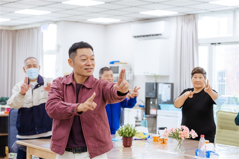 國家兩廳院樂齡Outreach活動表演講師高銘謙帶領長輩演唱歌仔戲片段。（圖／兩廳院提供）