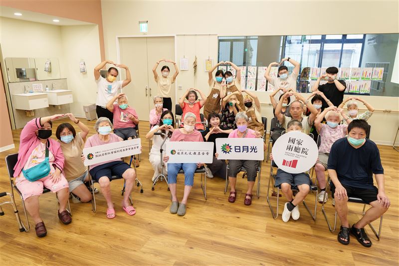 兩廳院與財團法人日月光文教基金會攜手，首次將表演藝術帶入日照中心。（圖／兩廳院提供）