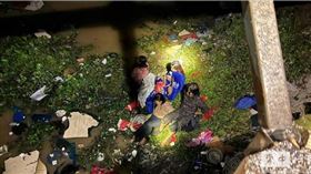 今（20）日，柬埔寨一輛載有37名乘客的長途巴士，凌晨在自撞橋頭護欄後墜入河中，造成至少13人死亡，另有20多名乘客受傷。（圖／翻攝柬中時報）