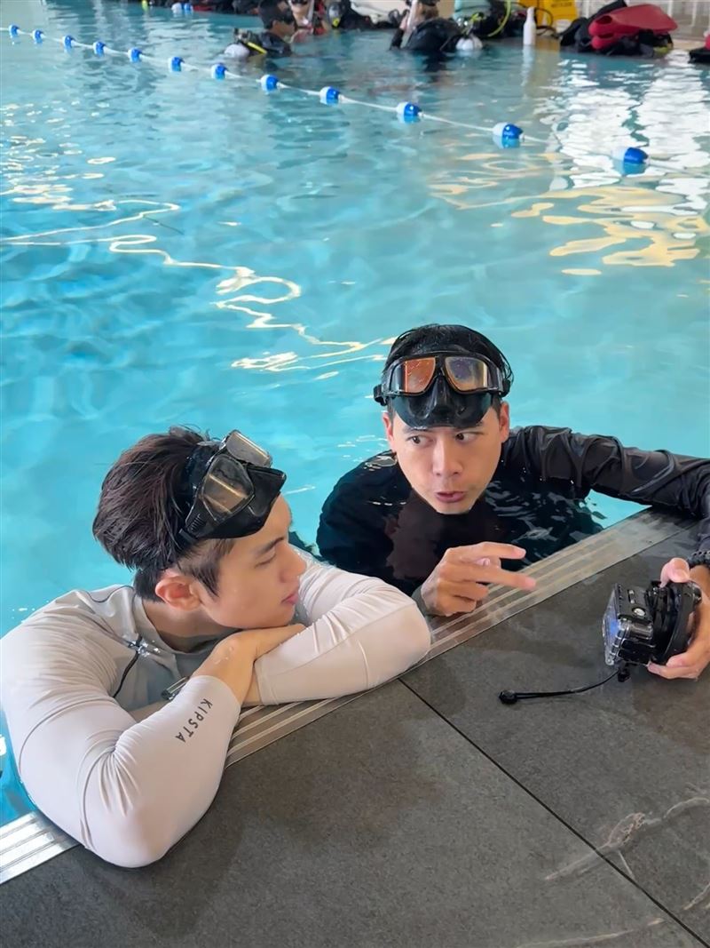 范姜彥豐體驗一日自潛，認真向教練學習，終於拿到自潛A1 證照。（圖／翻攝自范姜彥豐臉書）