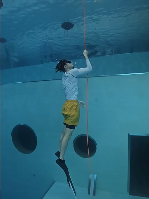 范姜彥豐體驗一日自潛，認真向教練學習，終於拿到自潛A1 證照。（圖／翻攝自范姜彥豐臉書）