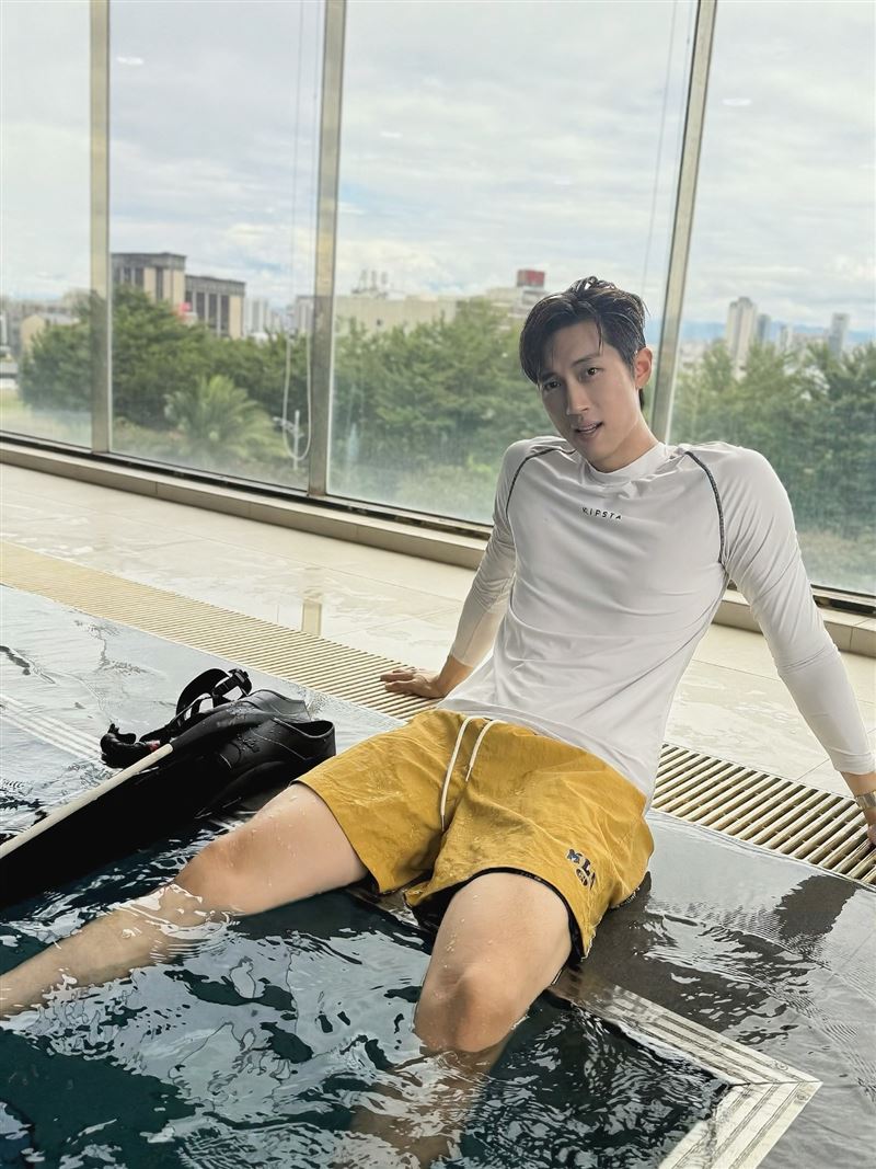 范姜彥豐體驗一日自潛，認真向教練學習，終於拿到自潛A1 證照。（圖／翻攝自范姜彥豐臉書）