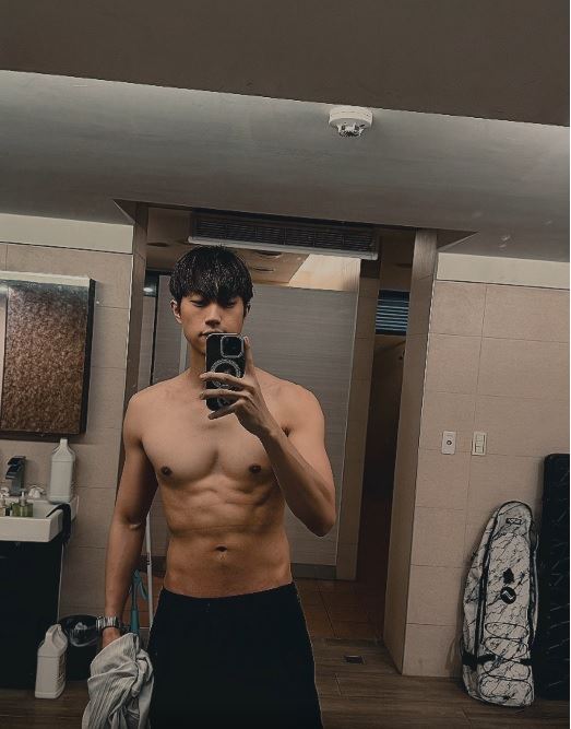 范姜彥豐脫掉上衣自拍，露出超結實的胸肌，並清楚可見的六塊冰塊腹肌。（圖／翻攝自范姜彥豐臉書）