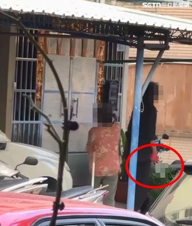 蕭男因情緒不佳持刀上街威嚇鄰居，還踹門示威，嚇壞附近住戶。（圖／民眾提供）